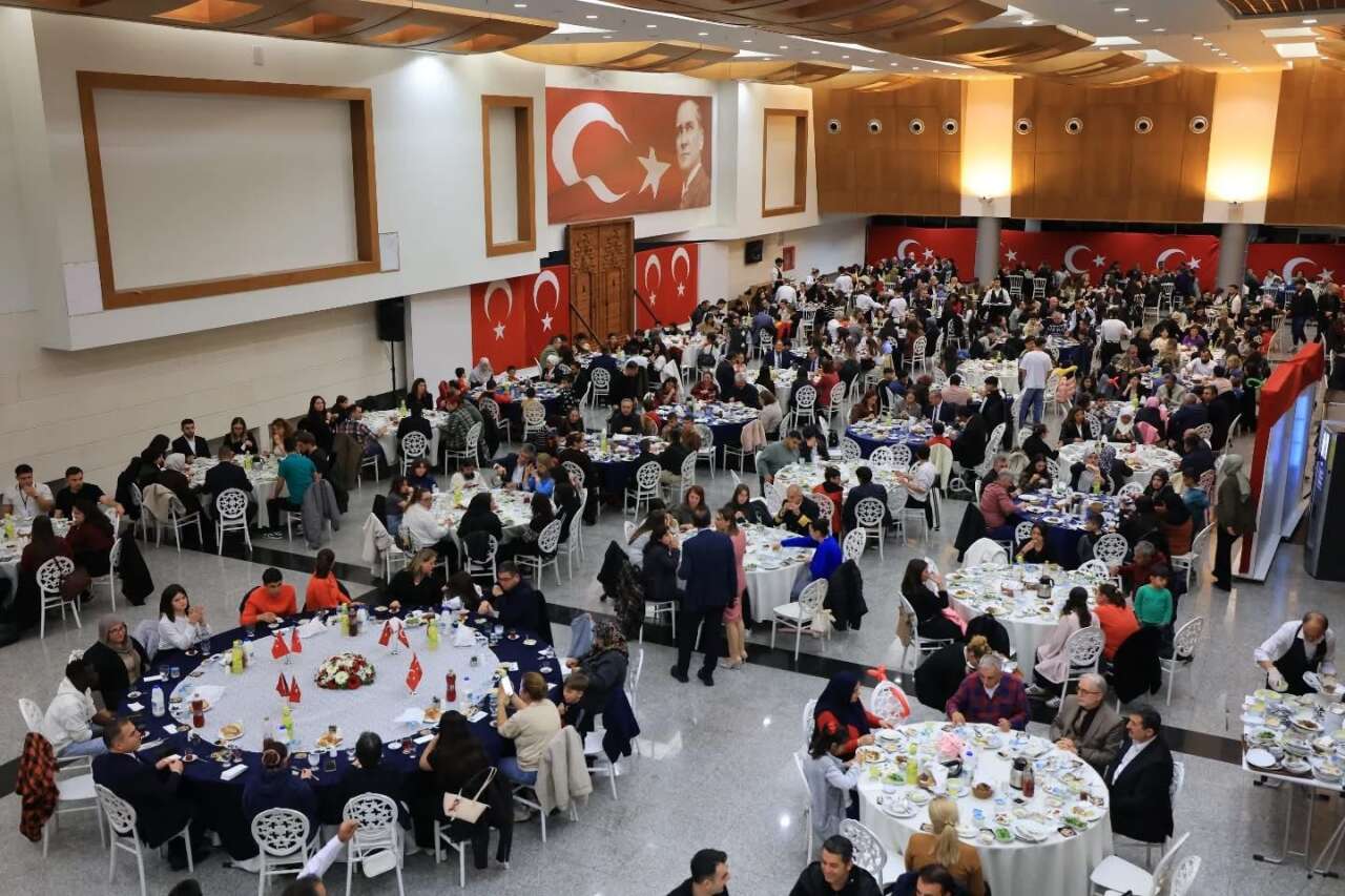 Vali Akbıyık, Yetim ve Devlet Korumasındaki Çocuklarla Gönül Sofrasında Buluştu 1